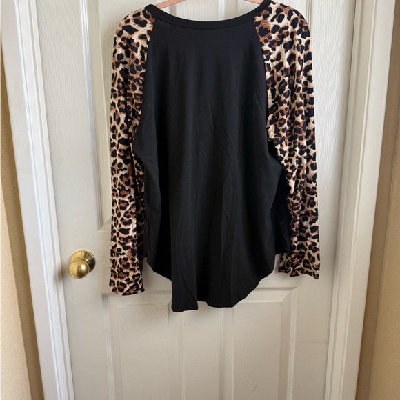 SHEIN Black Long Sleeve Kids Tee with Heart and Leopard Design - Picture 6 of 7